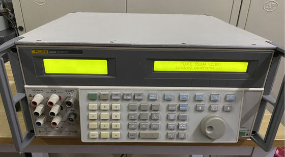 comprare Calibratore multiprodotto Fluke 5520A con segnali di ampiezza 600 MHz Interfaccia RS-232 e condizione preuso fabbricazione online