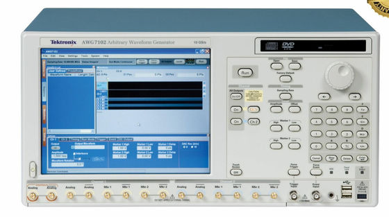 comprare Generatore di forme d'onda arbitrarie Tektronix AWG7102 con frequenza di campionamento di 10GS/s e uscita ad alta larghezza di banda in formato da banco fabbricazione online