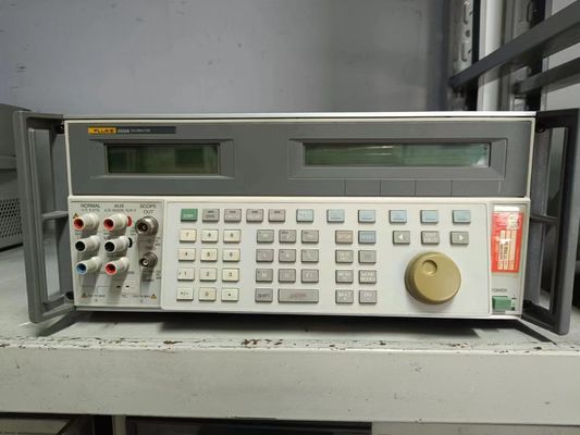 comprare Ricondiziona Calibratore Multifunzione Fluke 5520A con Segnali di Ampiezza 600 MHz e Interfaccia RS-232 in Condizioni Usate fabbricazione online