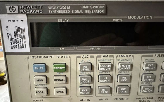 comprare Keysight 83732B Generatore di segnale sintetizzato da 10 MHz a 20 GHz con modulazione dell'impulso e opzioni di montaggio su banco/rack fabbricazione online