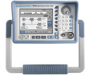 comprare Rohde And Schwarz SM300 Generatore di segnale RF da 9 kHz a 3 GHz con modulazione AM/FM/Fase/Pulse e design benchtop/Rackmount fabbricazione online