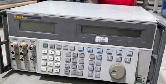 comprare Calibratore multifunzione Fluke 5520A 20A Uscita di corrente continua con misurazione della pressione 600 MHz Calibrazione di portata fabbricazione online