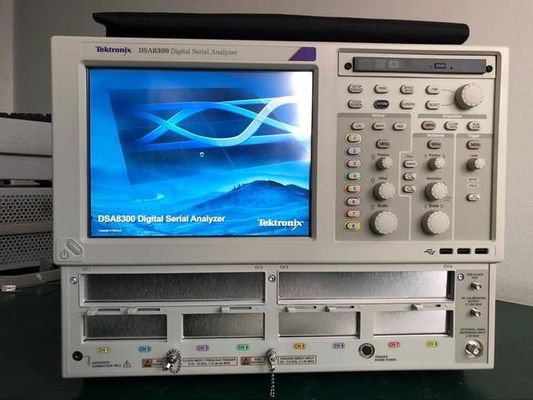 Oscilloscopio a campionamento Tektronix DSA8300 Digital Serial Analyzer con A/D a 16 bit, larghezza di banda 70 GHz e test automatico delle maschere