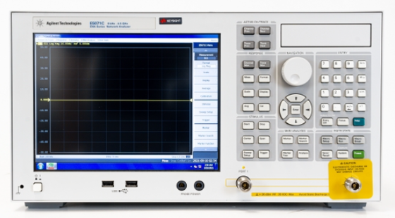 Keysight E5071C ENA Series RF Vector Network Analyzer con gamma di frequenze da 9kHz a 8,5GHz e gamma dinamica di 123dB per misurazioni di parametri S ad alta precisione